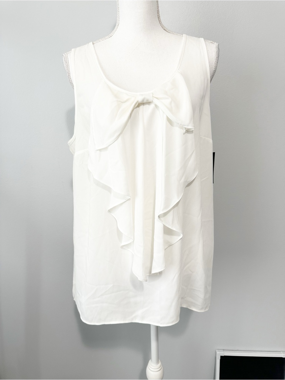 AB Studio Sleeveless White Bow & Ruffle Front Camisole tank size XL NWT nee